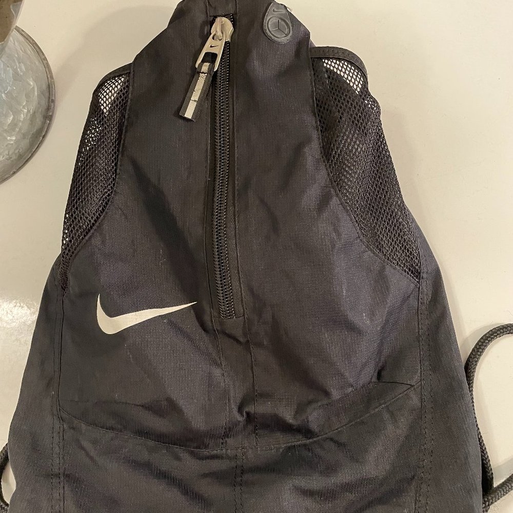 Nike Drawstring Backpack Light Weight Black And G… - image 8
